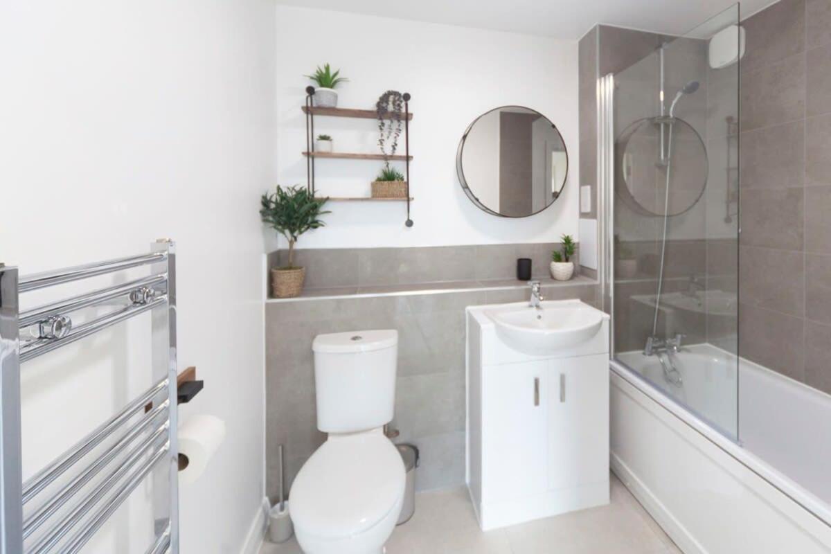 Contemporary 1 Bedroom Apartment In Ashford Ашфорд Экстерьер фото